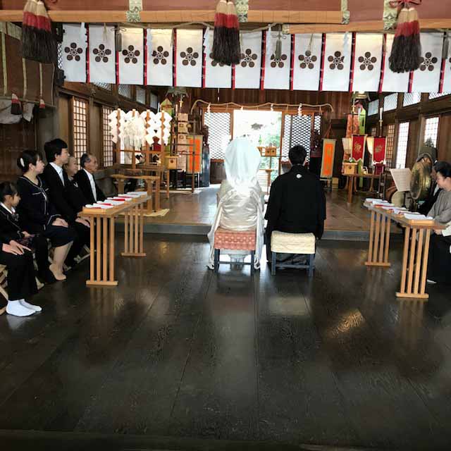 神社で家族婚式もアットホームで味わい深いものになります